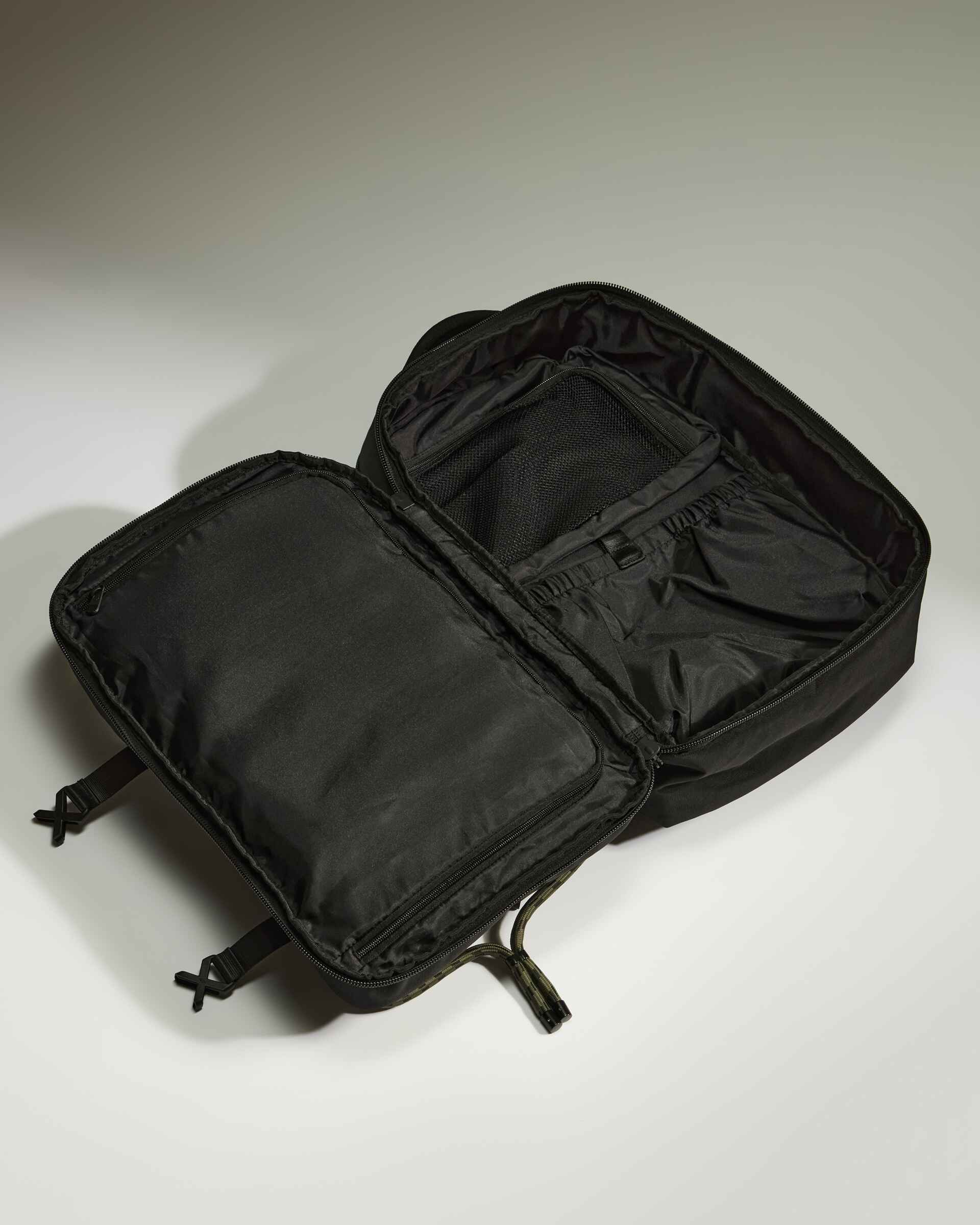 Discovery 28L Backpack in Carbon Black - Image 3