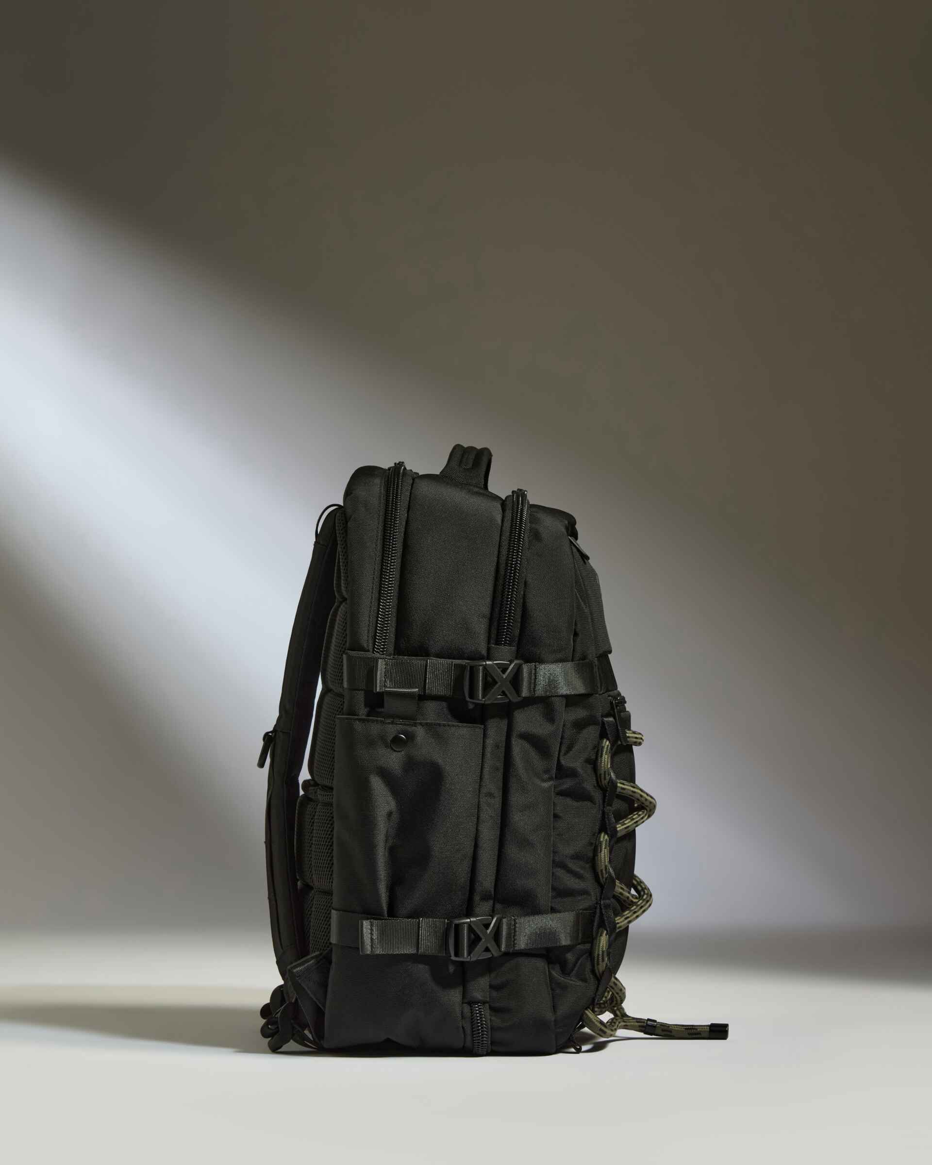Discovery 28L Backpack in Carbon Black - Image 4