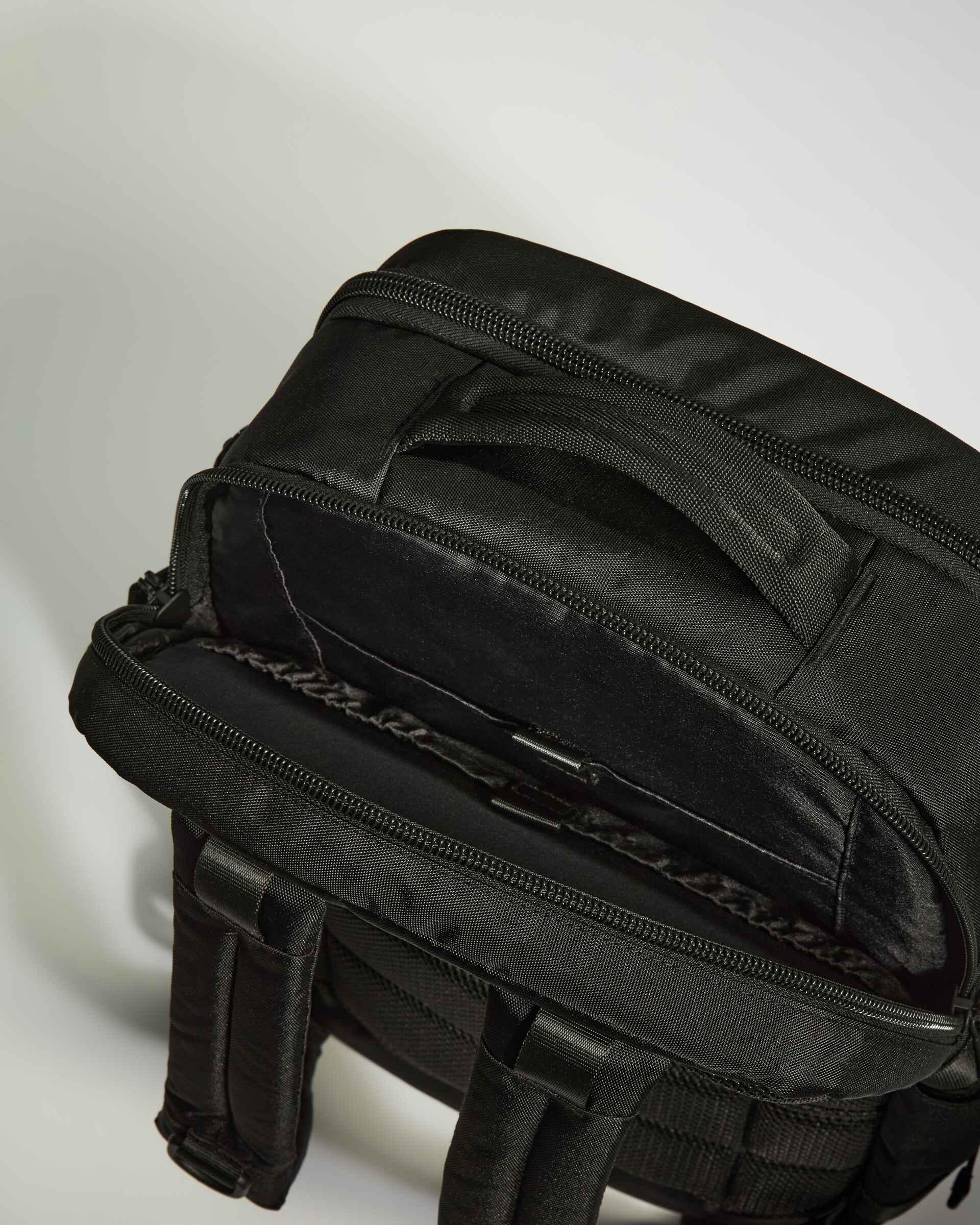 Discovery 28L Backpack in Carbon Black - Image 5