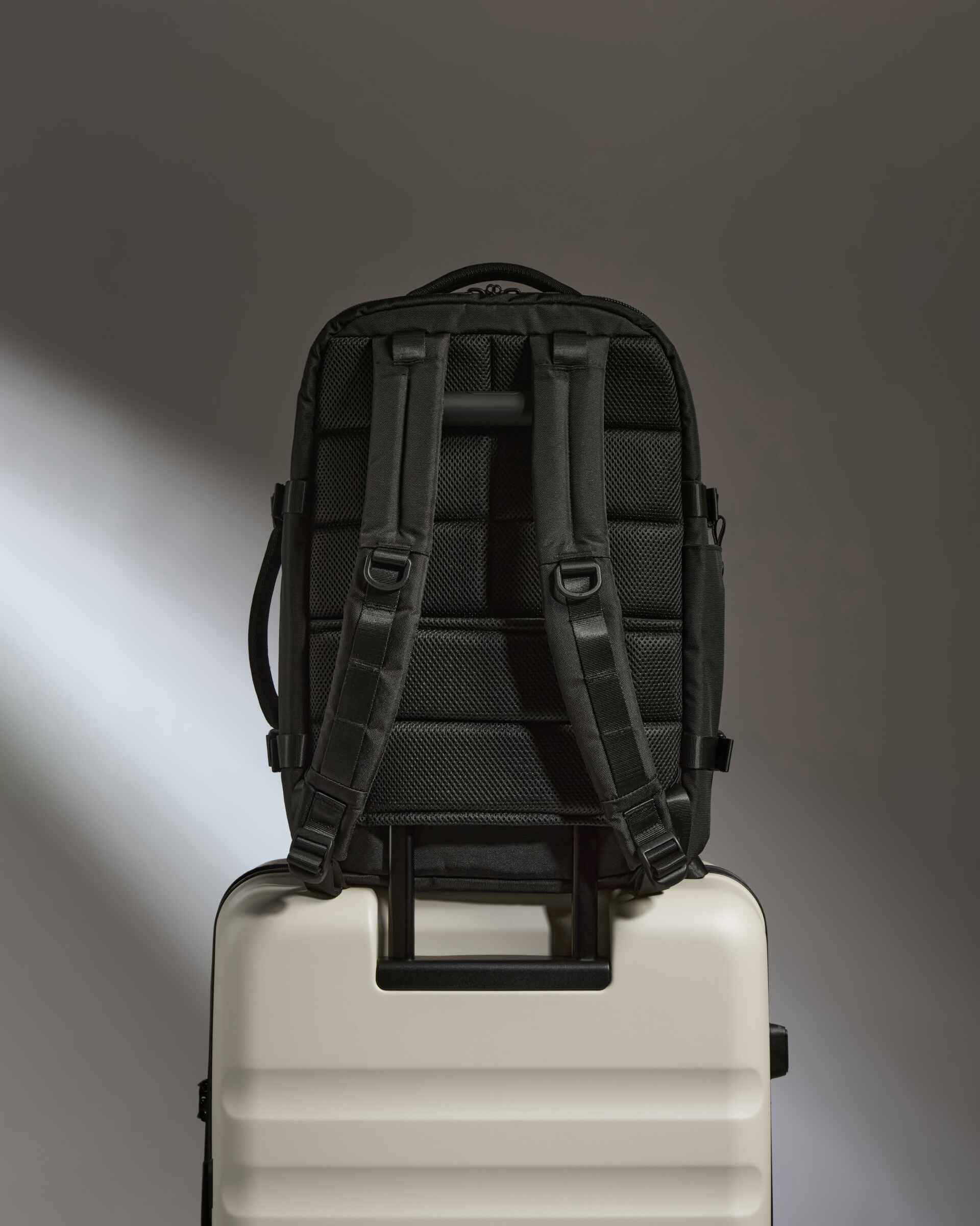 Discovery 28L Backpack in Carbon Black - Image 7