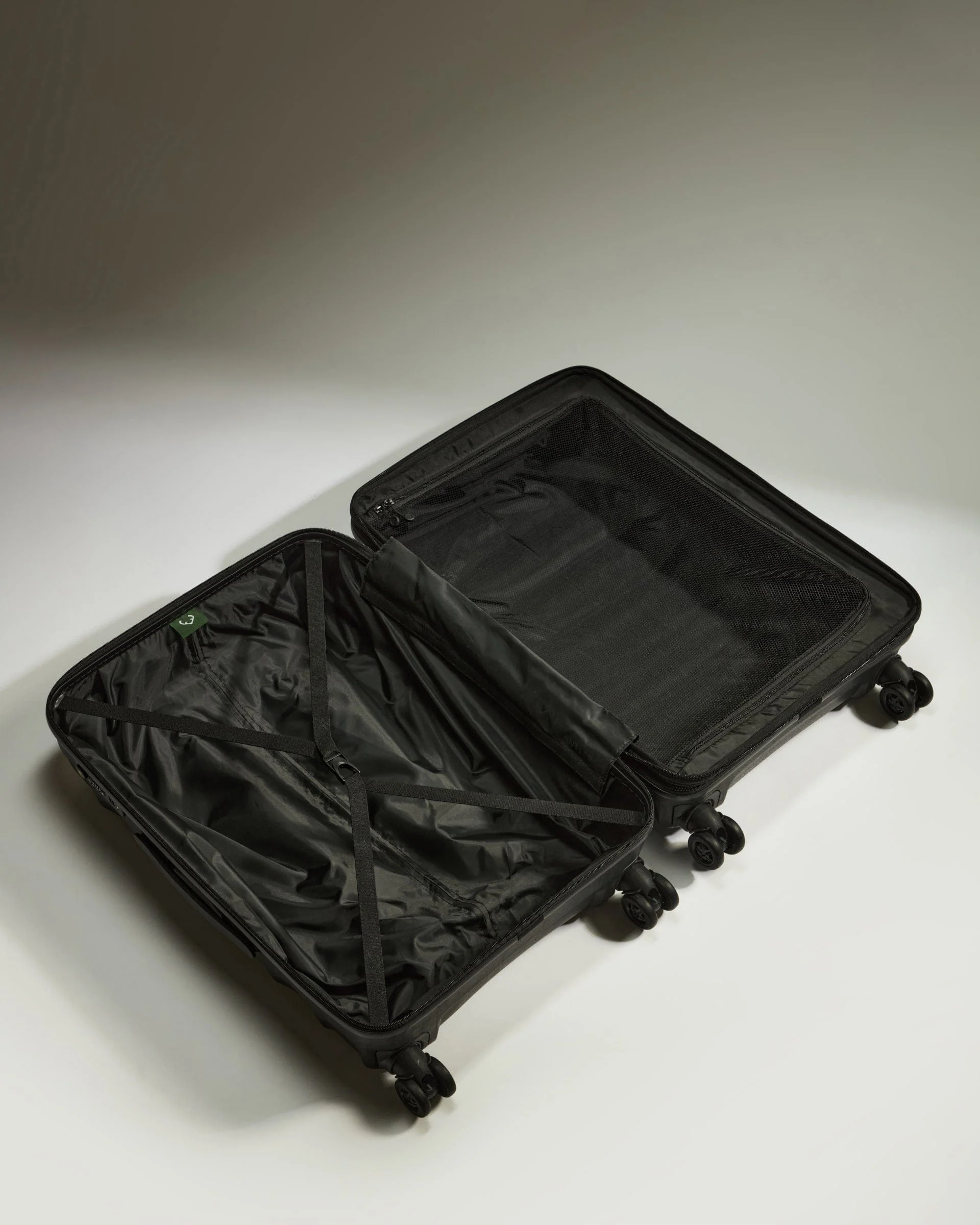 Expandable Cabin Suitcase Set in Black - Juno - Image 3