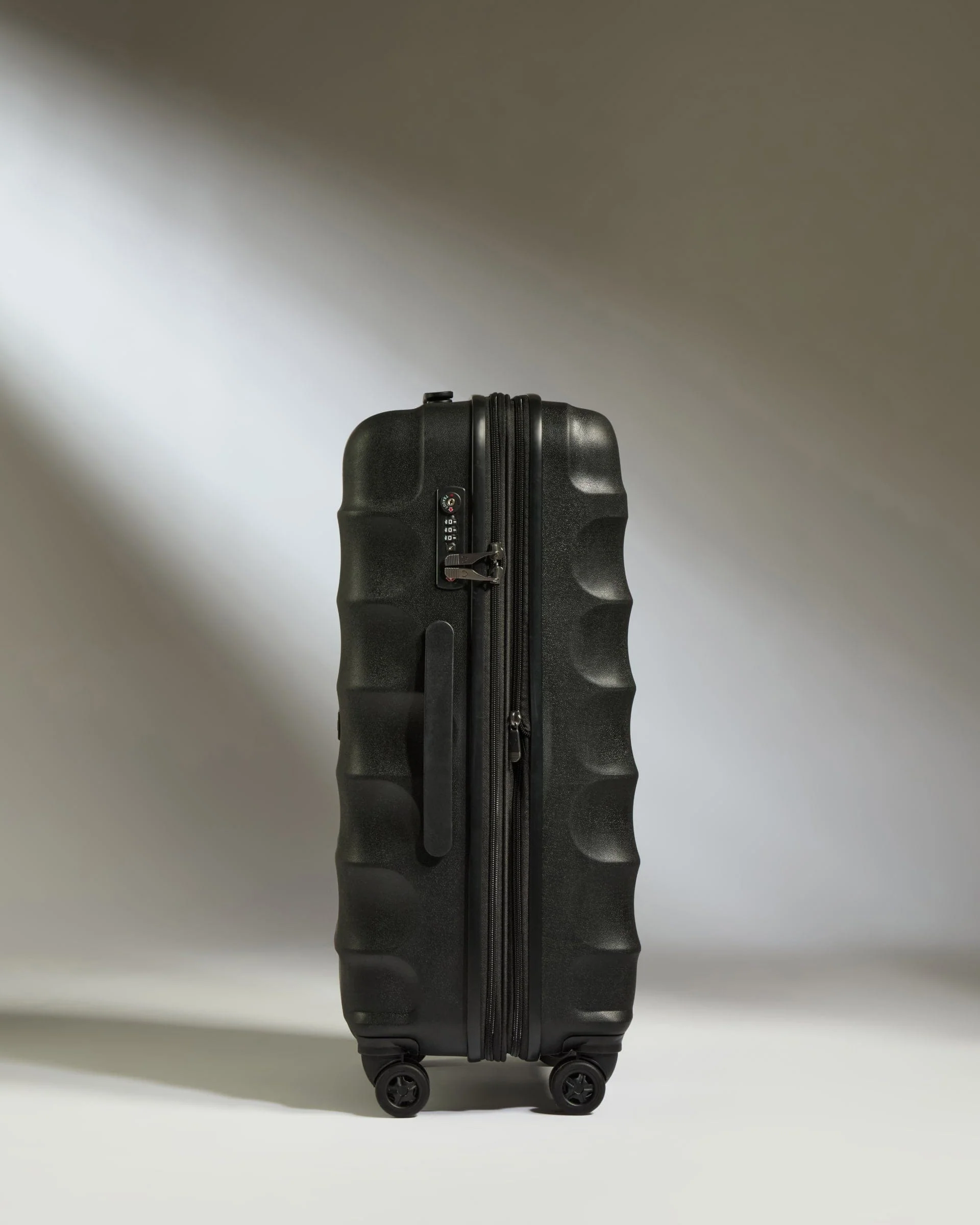 Expandable Cabin Suitcase Set in Black - Juno - Image 4