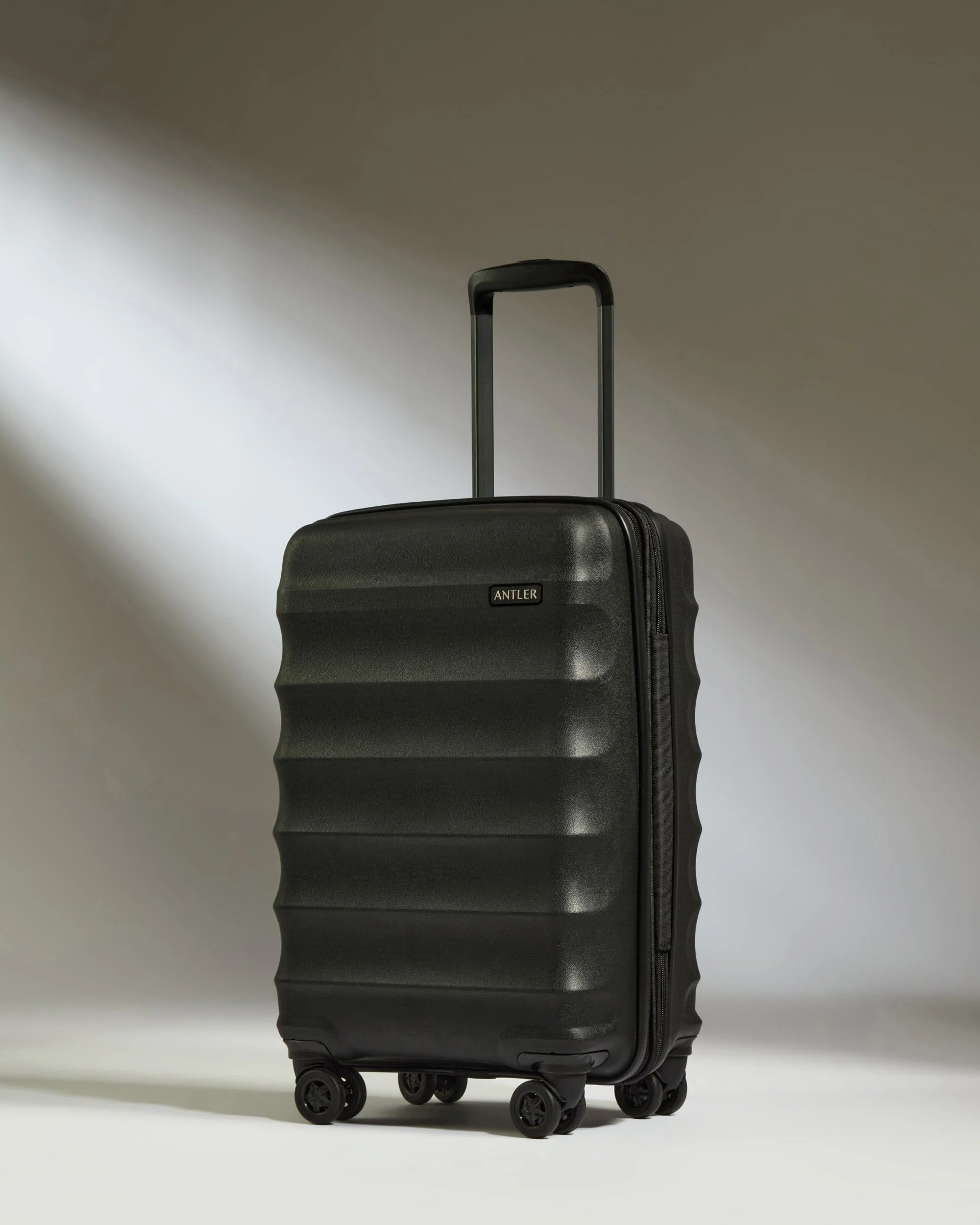Expandable Cabin Suitcase Set in Black - Juno - Image 6
