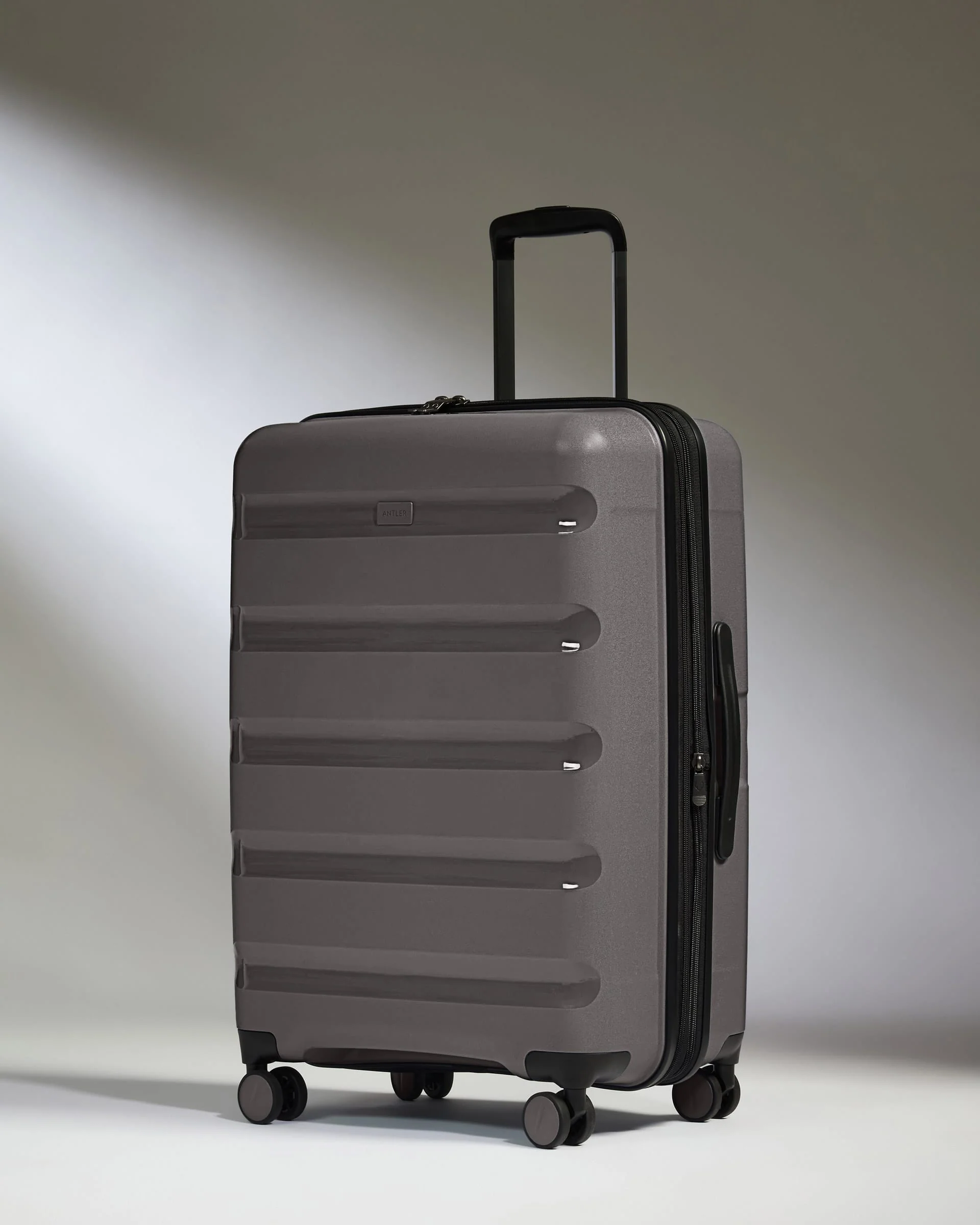 Expandable Medium Suitcase in Gloss Gull Grey - Logo Stripe