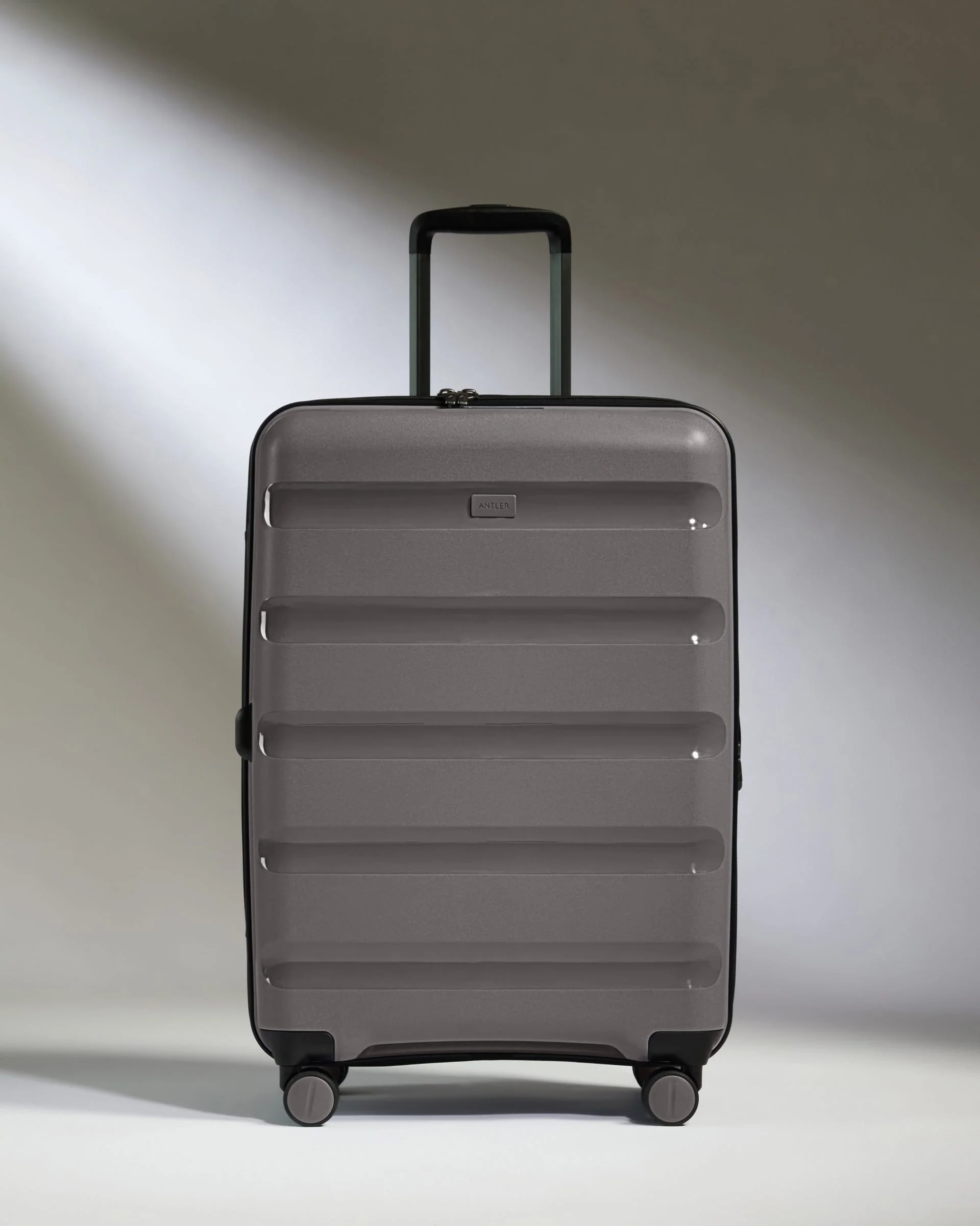 Expandable Medium Suitcase in Gloss Gull Grey - Logo Stripe - Image 2