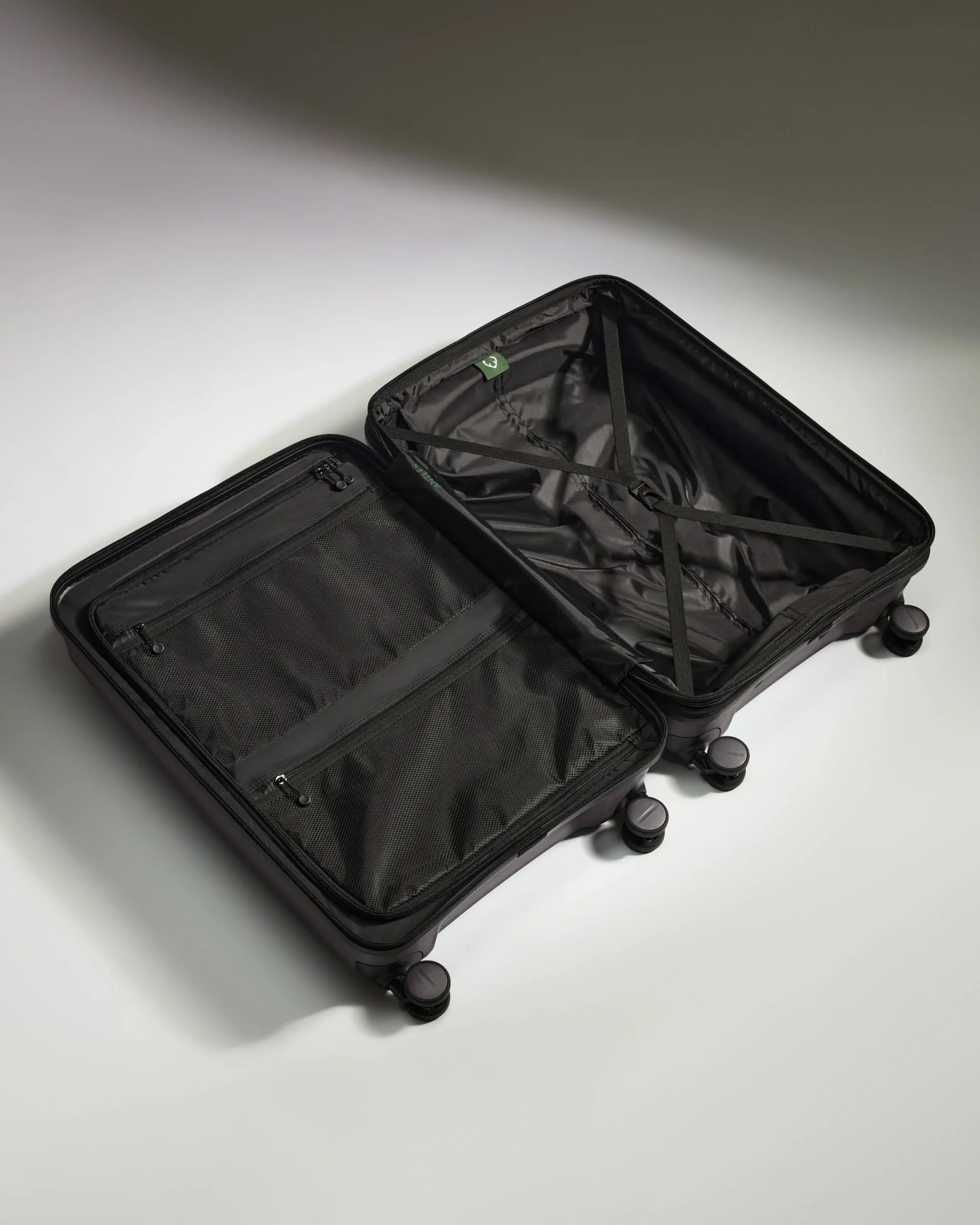 Expandable Medium Suitcase in Gloss Gull Grey - Logo Stripe - Image 3