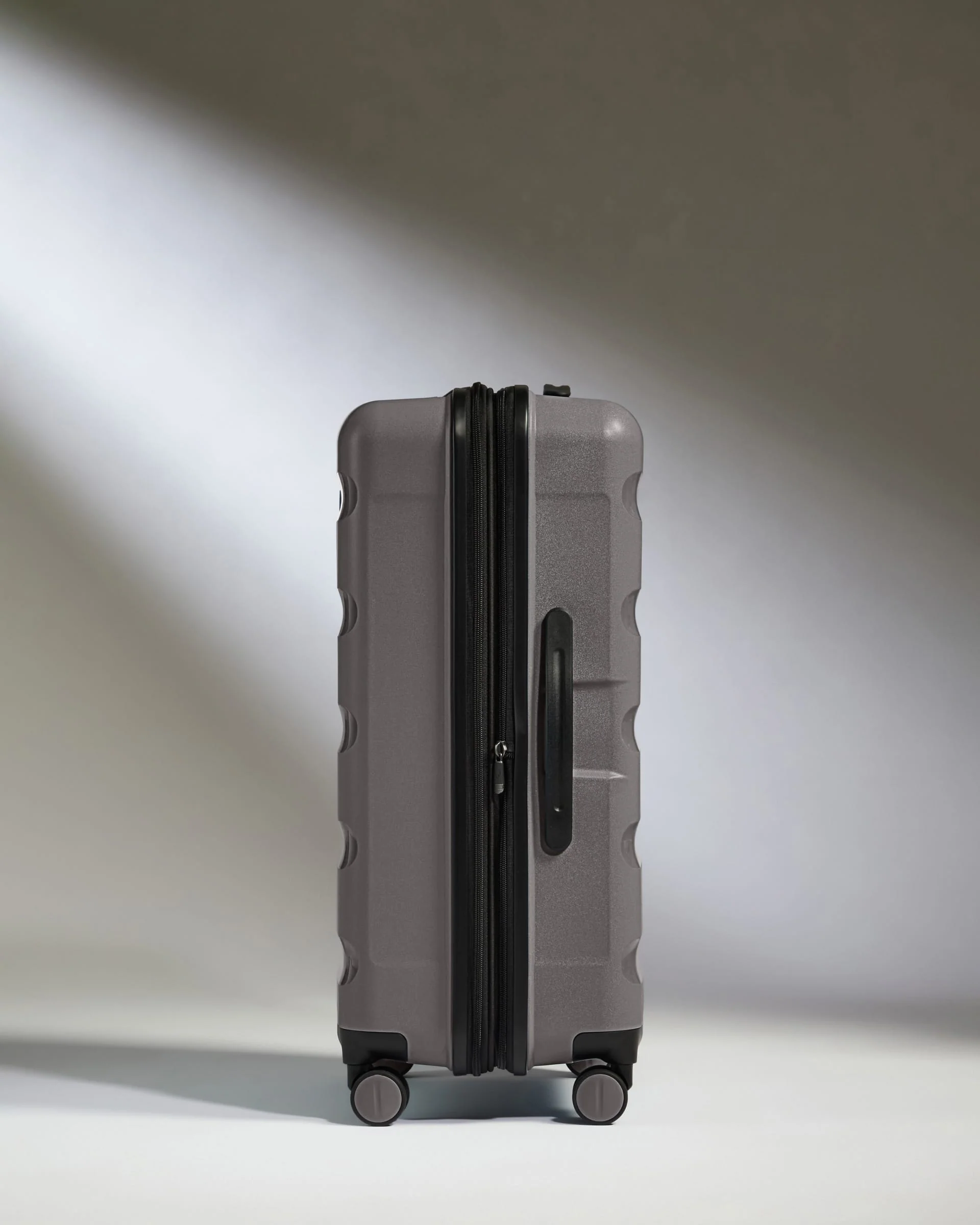 Expandable Medium Suitcase in Gloss Gull Grey - Logo Stripe - Image 4