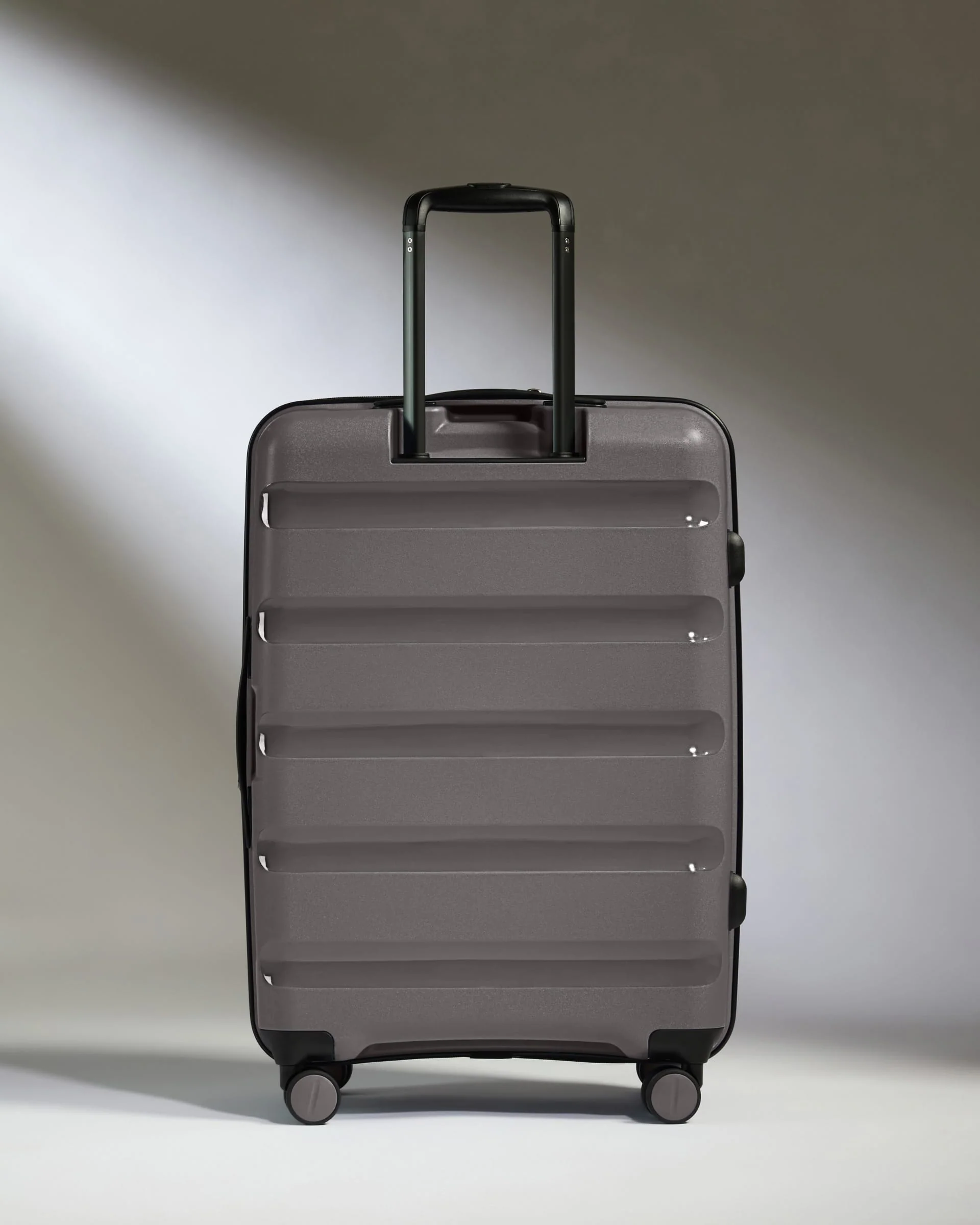 Expandable Medium Suitcase in Gloss Gull Grey - Logo Stripe - Image 5
