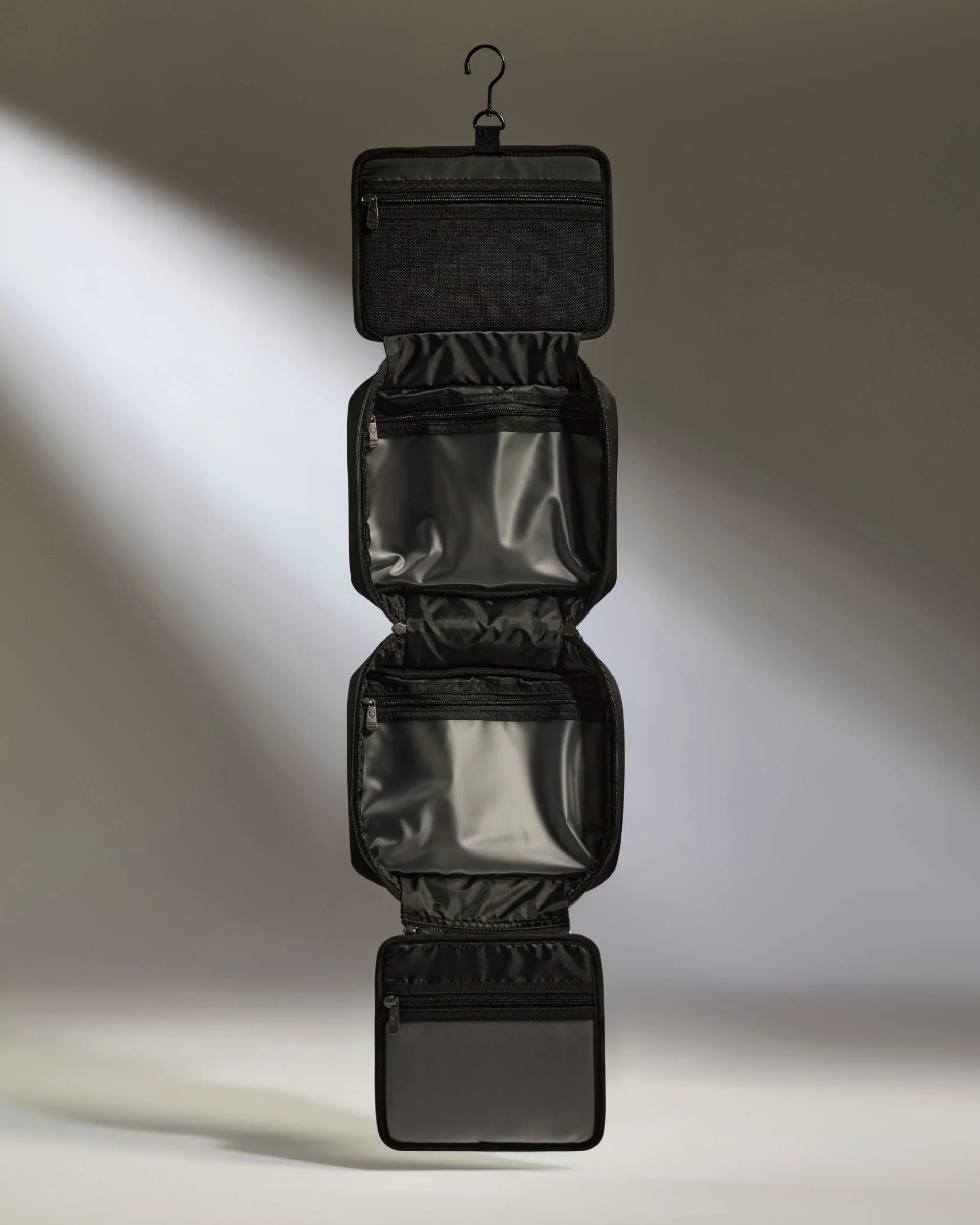 Hanging Wash Bag in Black - Chelsea - Image 3