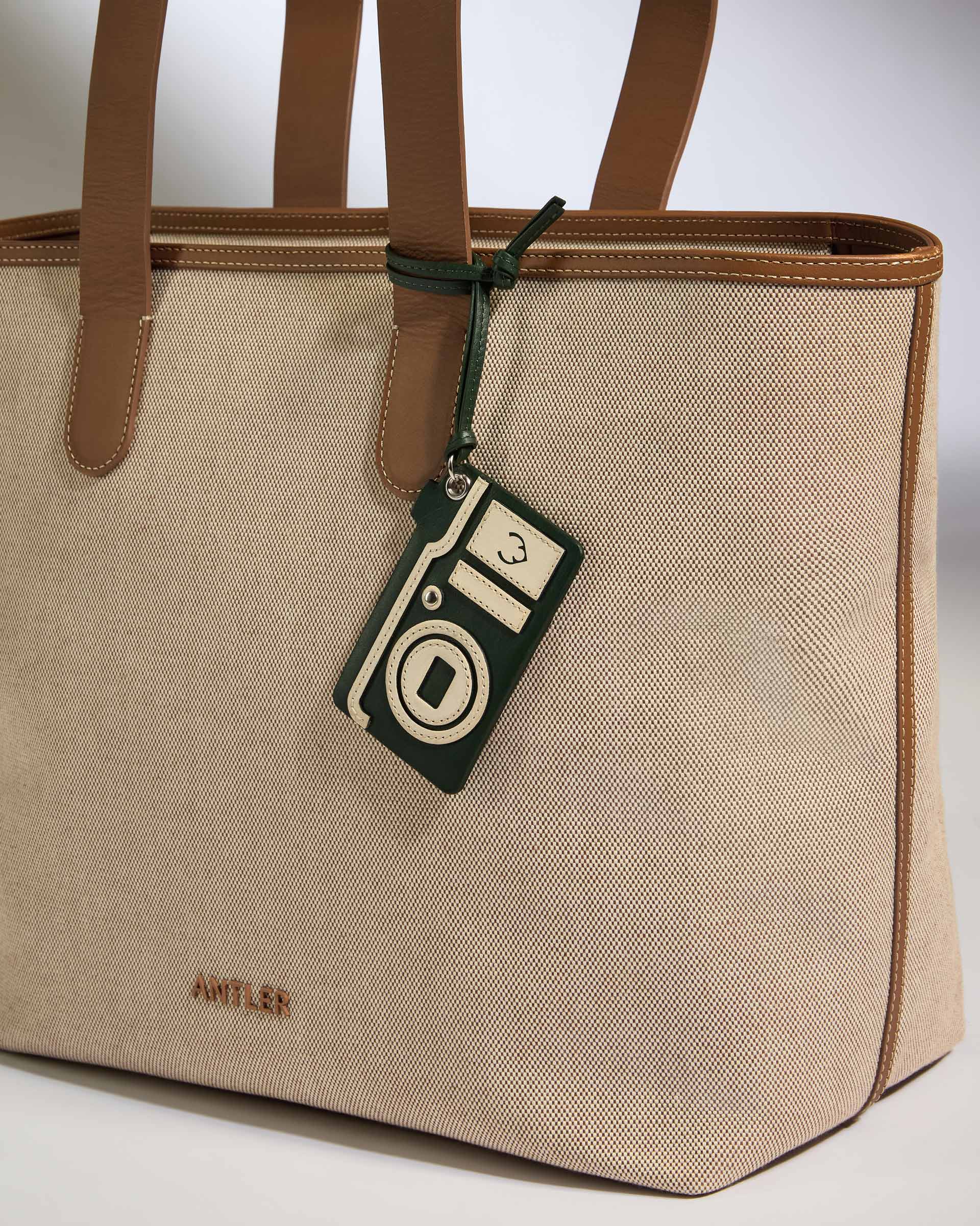 Heritage Leather Camera Luggage Tag in Green - Image 2