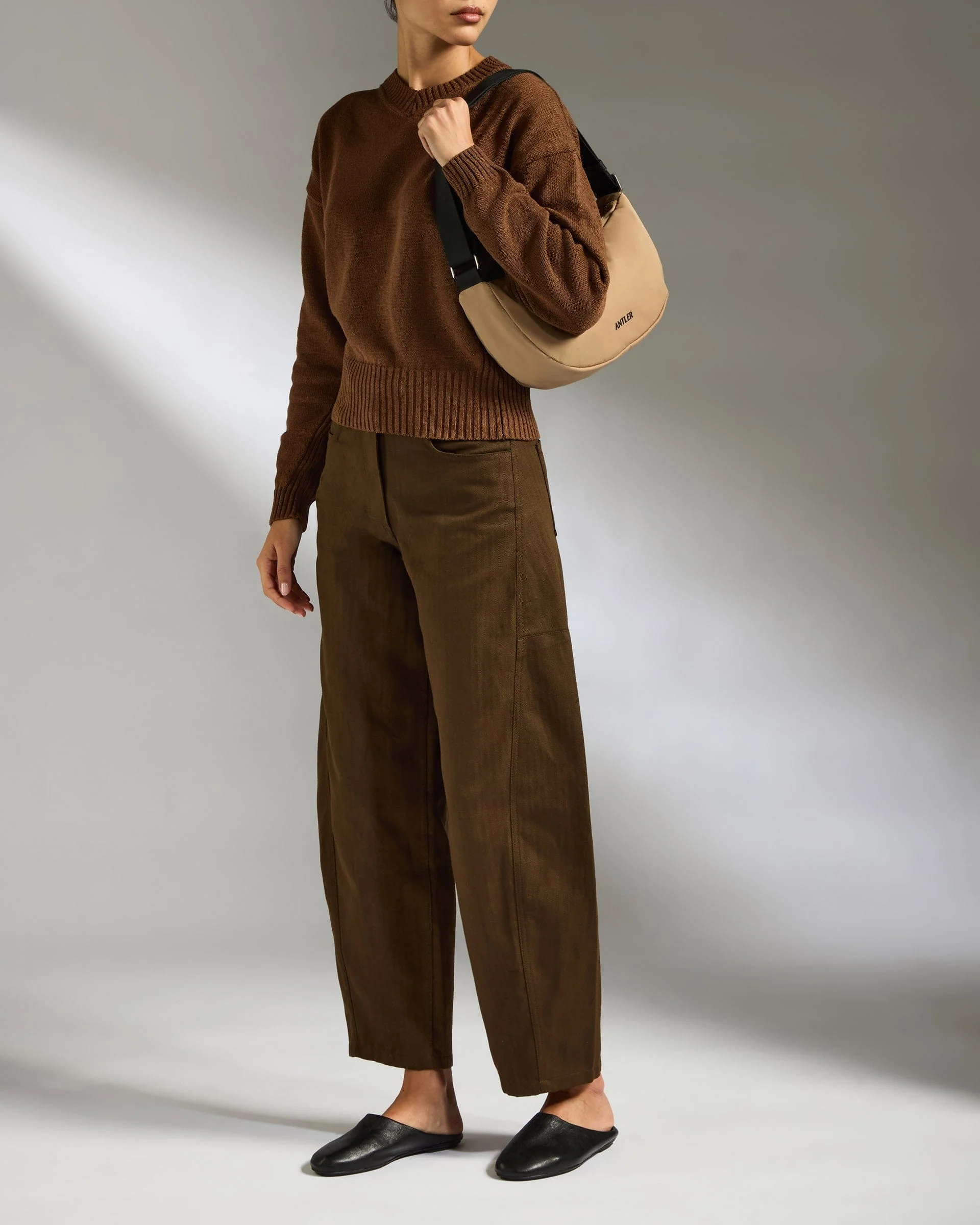 Icon Slingbag in Sand - Image 3
