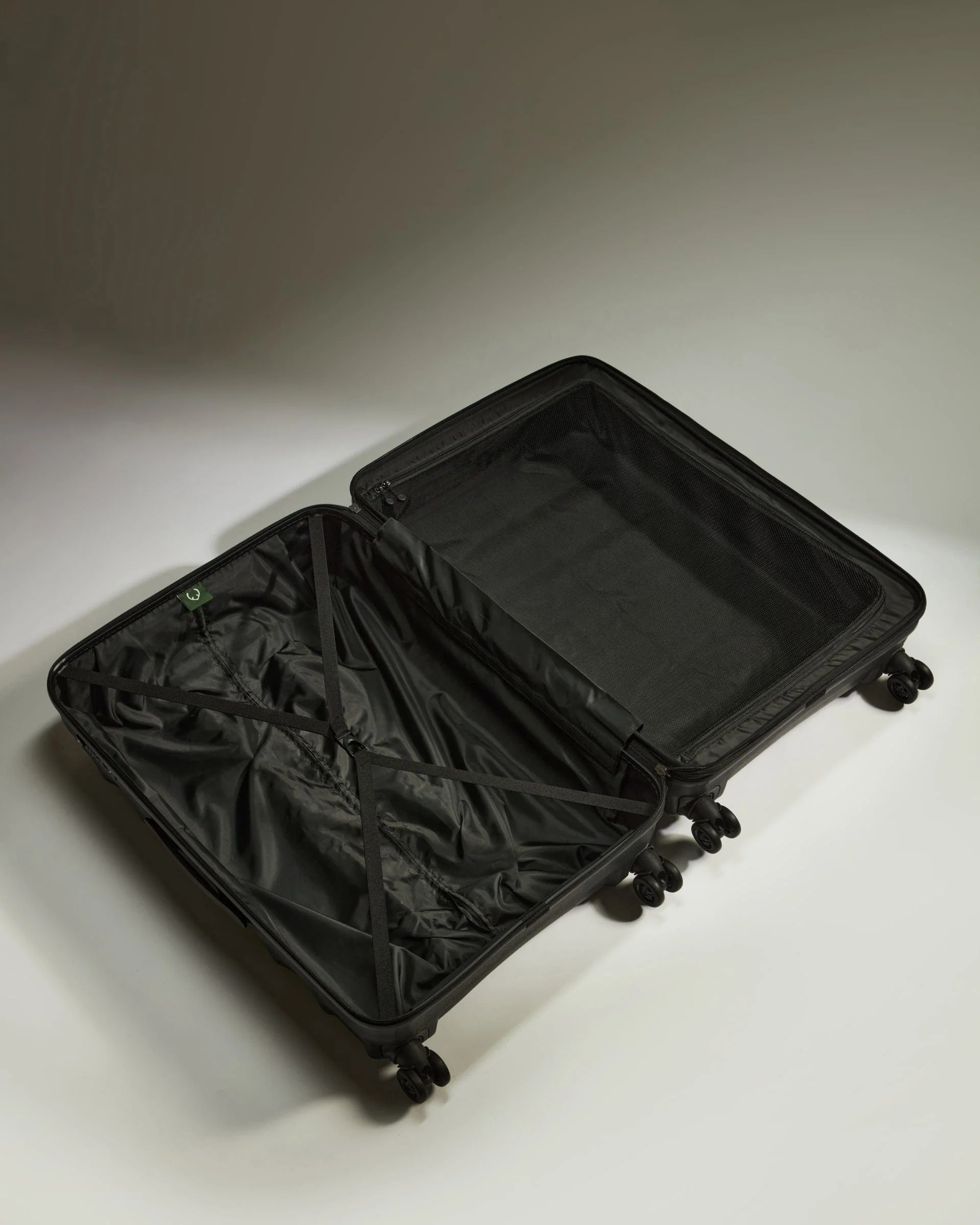 Large Suitcase in Black - Juno - Image 3