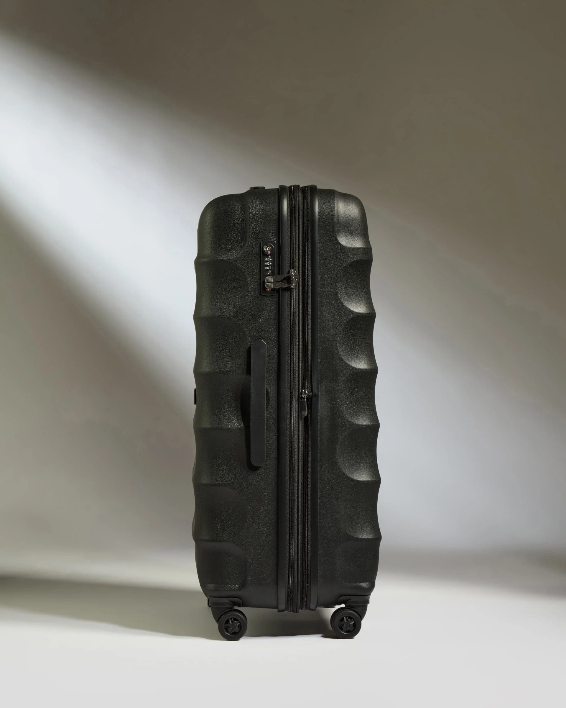 Large Suitcase in Black - Juno - Image 4