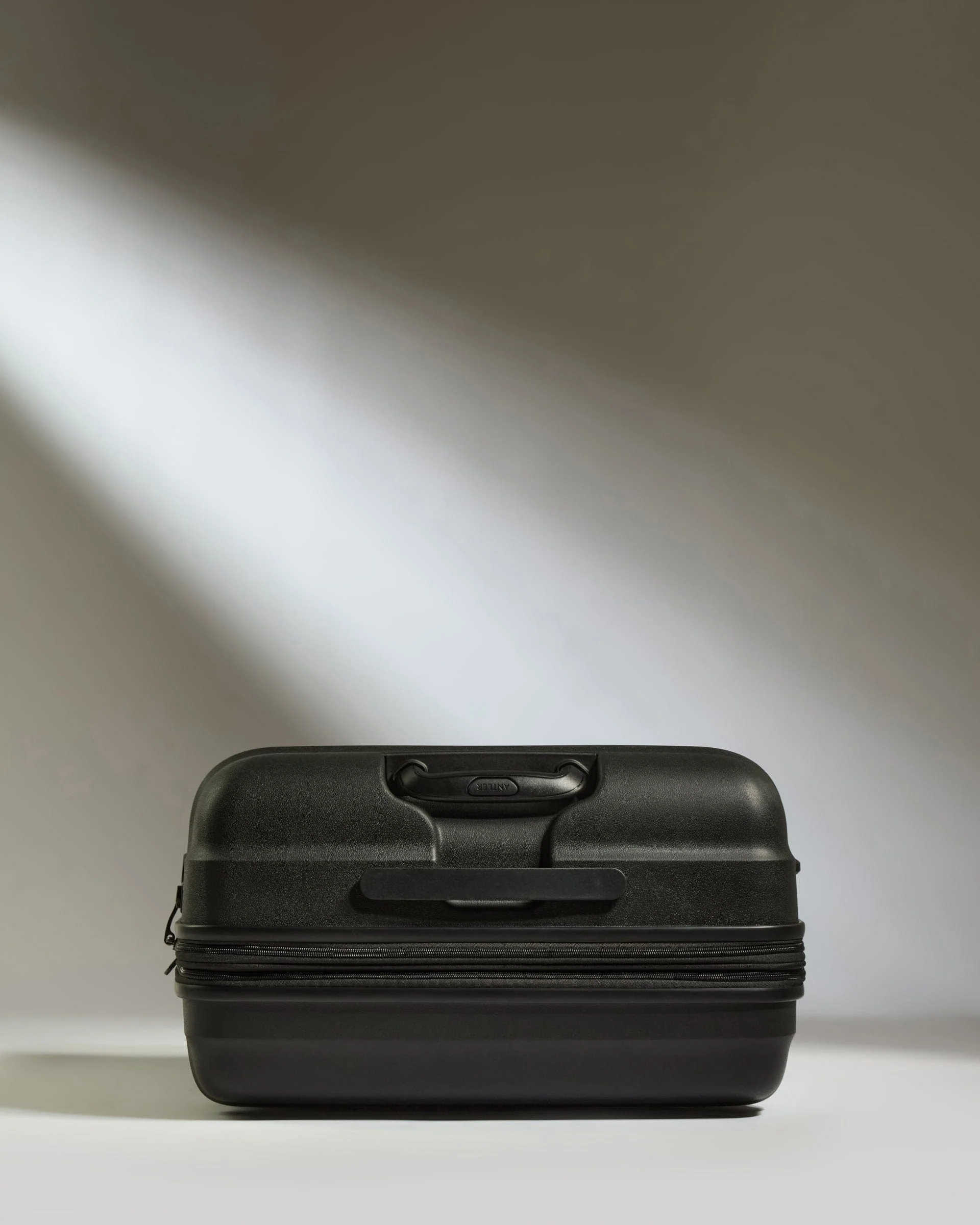 Large Suitcase in Black - Juno - Image 5
